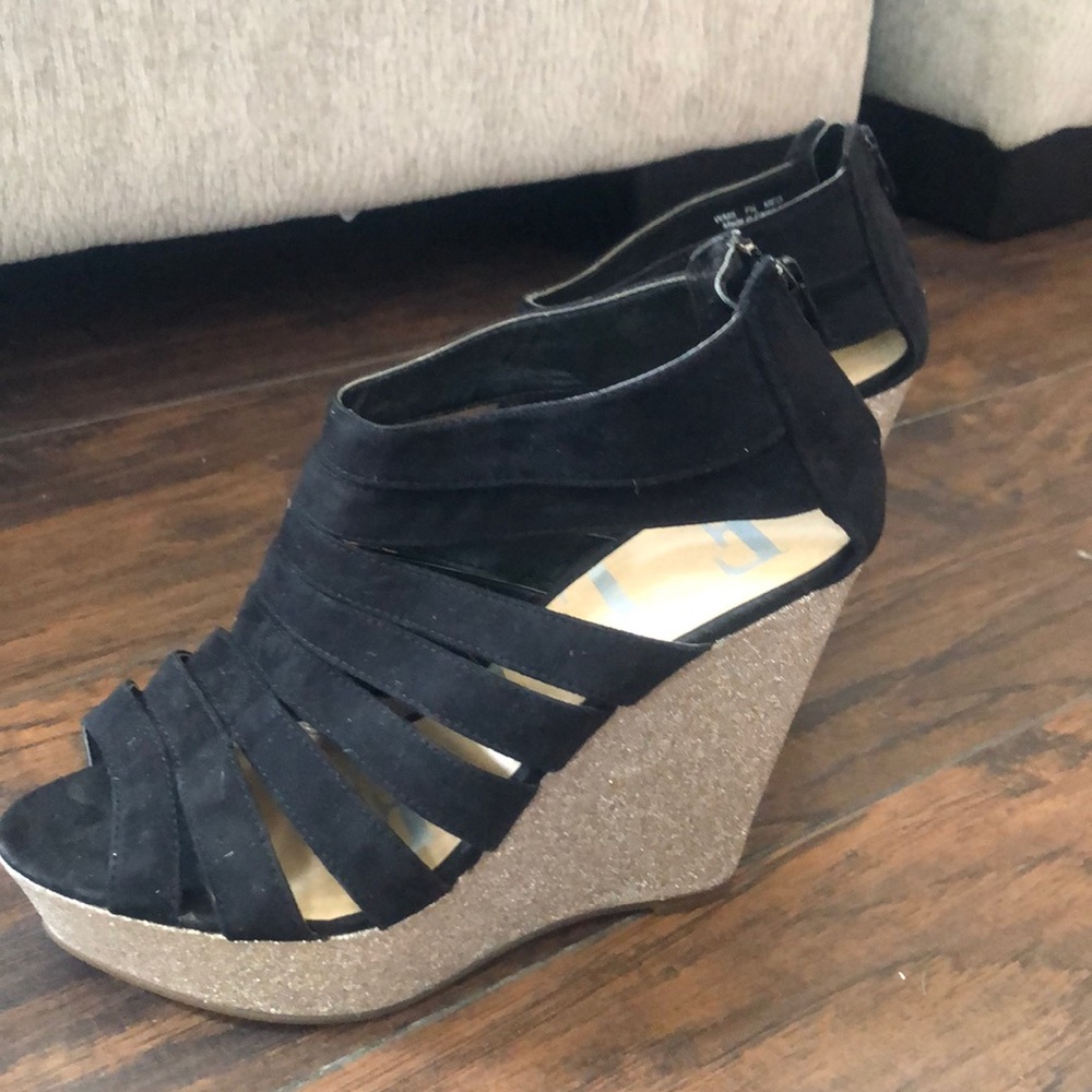 Wedge heel with back zip